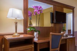 Televízia a/alebo spoločenská miestnosť v ubytovaní Hotel San Michele