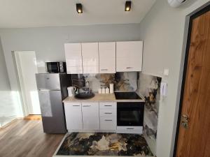 ครัวหรือมุมครัวของ Grey & Sunny Apartments Zaječar