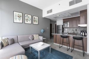 un soggiorno con divano e una cucina di HiGuests - JAM Marina Residence a Dubai