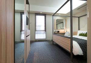 Postel nebo postele na pokoji v ubytování Metro Hotel Myeongdong