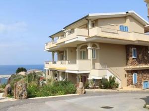 un grande condominio sul lato di una strada di Marina House - Luxury apartment, sea view, WI-FI, Aircon - Key to Villas a Castelsardo