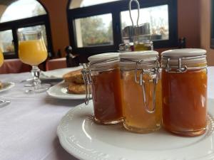 tres tarros de miel sentados en una mesa en Mas Espuella en Argelaguer