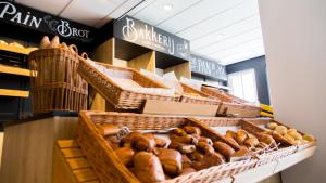 eine Bäckerei mit Brotkörben auf der Theke in der Unterkunft Dormio Resort Maastricht Castellum Apartments in Maastricht