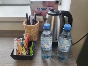 due bottiglie d'acqua sono sedute su un tavolo di Hotel FeWo-HM a Ramstein-Miesenbach