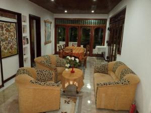 康提Kandy IVY Banks Holiday Resort的有两把椅子和一张桌子的客厅 更多48张照片