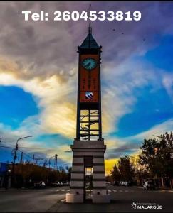 una torre del reloj en medio de una calle en Hakuna Matata en Malargüe