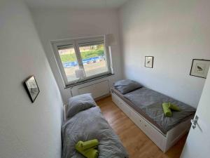 布倫瑞克的住宿－Helle 3-Zimmerwohnung in Uninähe，一间卧室设有两张床和窗户。