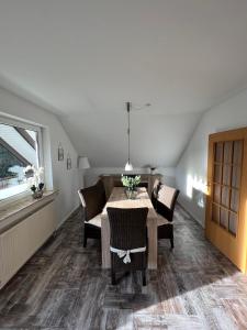 a dining room with a table and chairs at Kleine Auszeit in Goslar