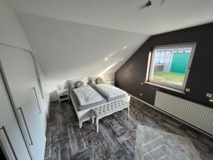 um pequeno quarto com uma cama e uma janela em Kleine Auszeit em Goslar