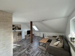 a living room with a couch and a table at Kleine Auszeit in Goslar