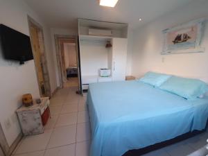 1 dormitorio con 1 cama grande y TV en Casa De Búzios, en Búzios