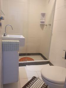 La salle de bains est pourvue d'une douche, de toilettes et d'un lavabo. dans l'établissement Casa De Búzios, à Búzios