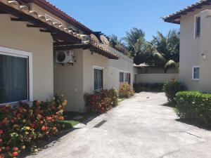 une cour d'une maison ornée de fleurs dans l'établissement Casa De Búzios, à Búzios