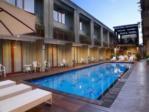 Bazén v ubytování Devata Suites and Residence nebo v jeho okolí