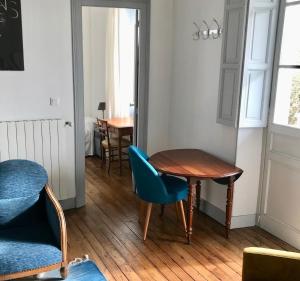 Pokój ze stołem i krzesłami oraz jadalnią w obiekcie L'Estancat w mieście Pardies-Piétat