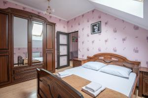 a bedroom with a bed and a pink wall at Edelveys in Adler