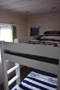 ein Schlafzimmer mit einem Etagenbett in einer Hütte in der Unterkunft Haus "Blücher" TinyHouse Mobilheim in Stuer