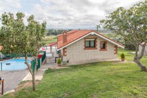 a small house with a swimming pool in a yard at La Centinela, Geoparque Costa Quebrada in Miengo