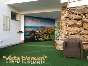 Pokój z zieloną podłogą i ścianą z obrazem w obiekcie VISTA D'AMURI w mieście Sciacca