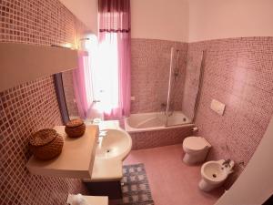 een badkamer met een wastafel, een toilet en een bad bij Di Sarno's Port'Alba in Napels +16 foto's