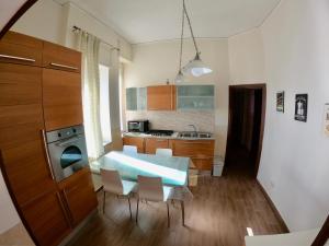 een keuken met een tafel en stoelen in een kamer bij Di Sarno's Port'Alba in Napels