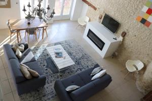 Le Pin-Saint-DenisGîte de charme dans ancienne seigneurie的客厅里有一张蓝色的沙发和一张桌子