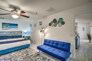 Postel nebo postele na pokoji v ubytování Canalfront Cape Coral Escape - ADA Friendly! + 26 fotografií