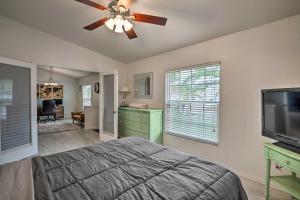 TV a/nebo společenská místnost v ubytování Canalfront Cape Coral Escape - ADA Friendly!