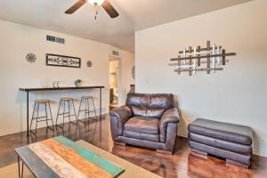 Un lugar para sentarse en Sunny Tucson Abode with Fire Pit 9 Mi to U of A