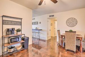 Una cocina o cocineta en Sunny Tucson Abode with Fire Pit 9 Mi to U of A