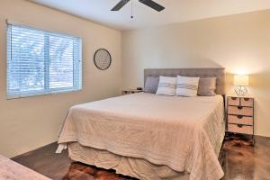 sypialnia z łóżkiem i oknem w obiekcie Sunny Tucson Abode with Fire Pit 9 Mi to U of A w mieście Tucson