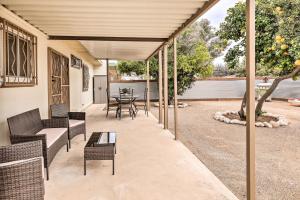 Un lugar para sentarse en Sunny Tucson Abode with Fire Pit 9 Mi to U of A