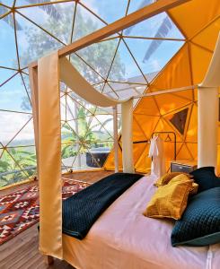 uma cama numa tenda cúpula com vista em Bajo el Cielo Glamping San Francisco em San Francisco