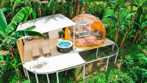 uma vista aérea de uma casa com um gazebo em Bajo el Cielo Glamping San Francisco em San Francisco