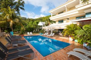 Bazén v ubytování Crown Beach Hotel Seychelles nebo v jeho okolí
