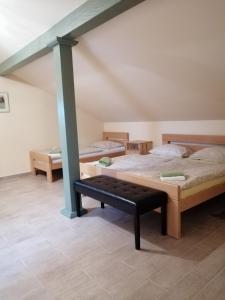Un pat sau paturi într-o cameră la Sobe Gondola Sotin