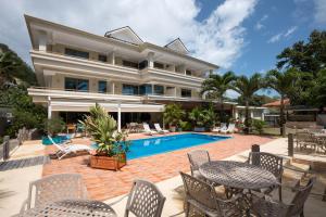 Bazén v ubytování Crown Beach Hotel Seychelles nebo v jeho okolí