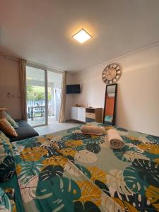 Un pat sau paturi într-o cameră la Studio A101, près de la mer Village du Diamant
