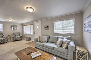 Posezení v ubytování Pet-Friendly Jefferson Retreat Less Than 1 Mi to Lake!