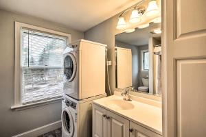 肯纳邦克Kennebunk Home with Yard Less Than 1 Mile to Dock Square!的浴室设有洗衣机和烘干机,毗邻水槽 更多26张照片