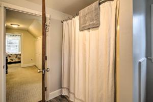Kennebunk Home with Yard Less Than 1 Mile to Dock Square!客房内的一张或多张床位