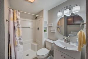 Koupelna v ubytování Pet-Friendly Jefferson Retreat Less Than 1 Mi to Lake!