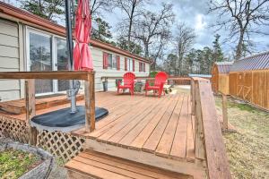 Patio nebo venkovní prostory v ubytování Pet-Friendly Jefferson Retreat Less Than 1 Mi to Lake!