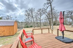 Fotografie z fotogalerie ubytování Pet-Friendly Jefferson Retreat Less Than 1 Mi to Lake! v destinaci Jefferson