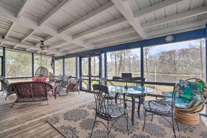 Fotografie z fotogalerie ubytování Riverfront Retreat with Patio in Withlacoochee v destinaci Bushnell