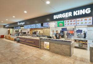 ein Burger King Restaurant mit Burger King Theke in der Unterkunft Rosenberger Seminar-Hotel Deutsch-Wagram in Deutsch-Wagram