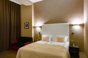 ein Hotelzimmer mit einem Bett und einem Stuhl in der Unterkunft Artim Hotel in Berlin