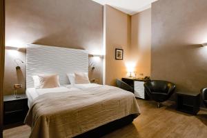 ein Schlafzimmer mit einem Bett, einem Schreibtisch und einem Stuhl in der Unterkunft Artim Hotel in Berlin