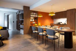 cocina y comedor con mesa y sillas en RockyPop Flaine Appartements & Spa, en Flaine