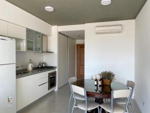 een keuken met een tafel en stoelen in een kamer bij Monoambiente Drumond in Adrogué